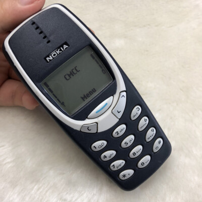 Why Gen Z Is Ditching Smartphones for 2000s ‘Dumbphones’